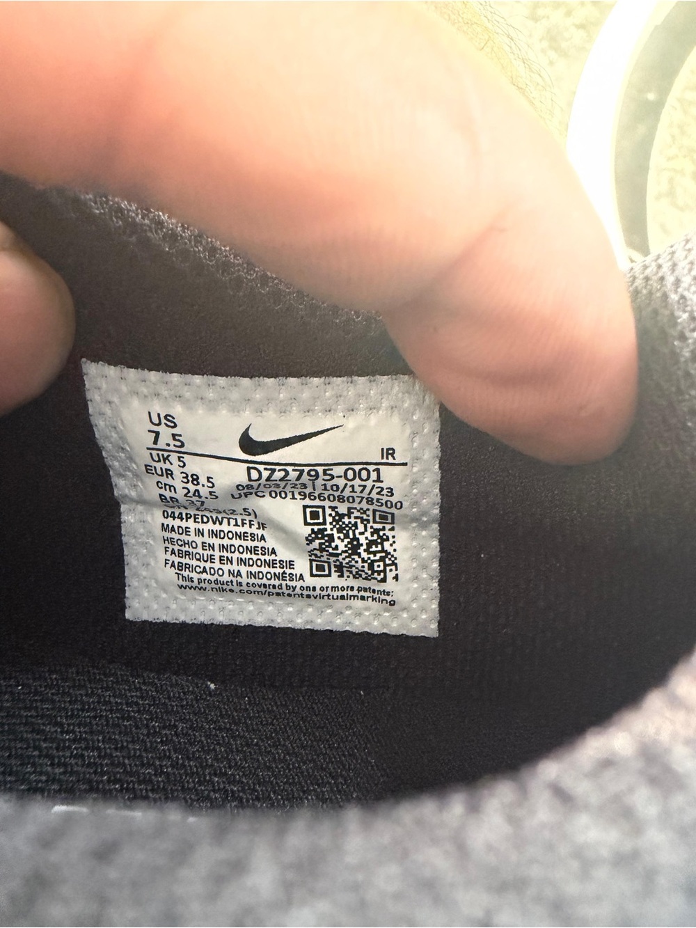 Nike - Picture 2 of 2